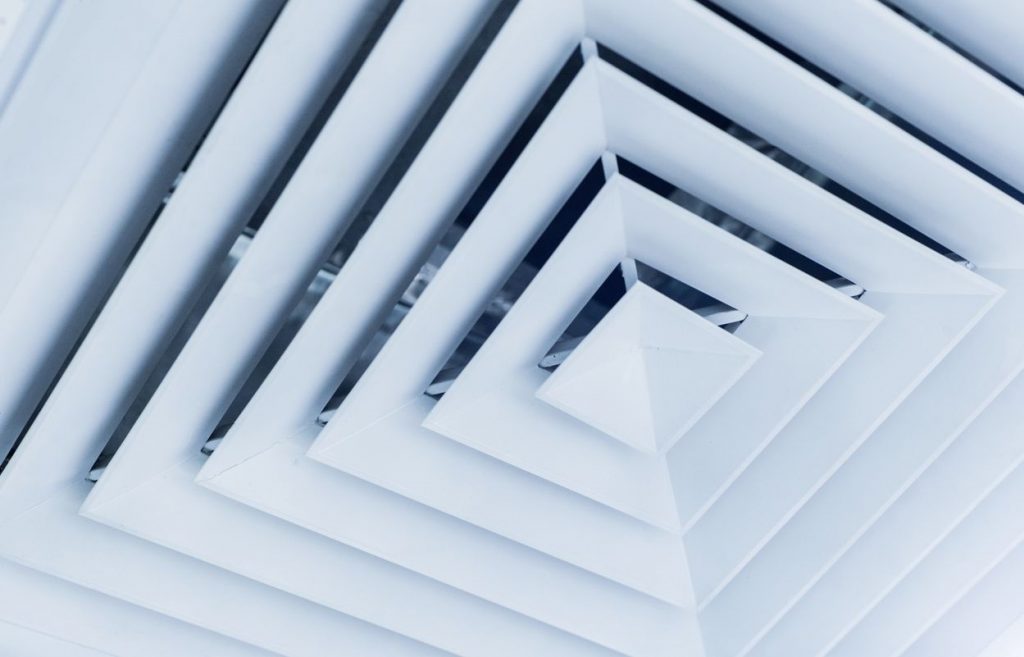 Como circula o ar pelos condutos de ventilação?